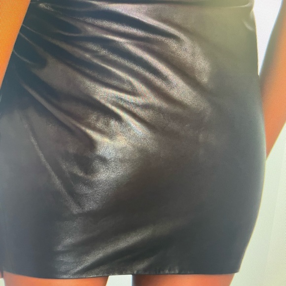 The Sei Ruched Mini Skirt black leather - Picture 3 of 3